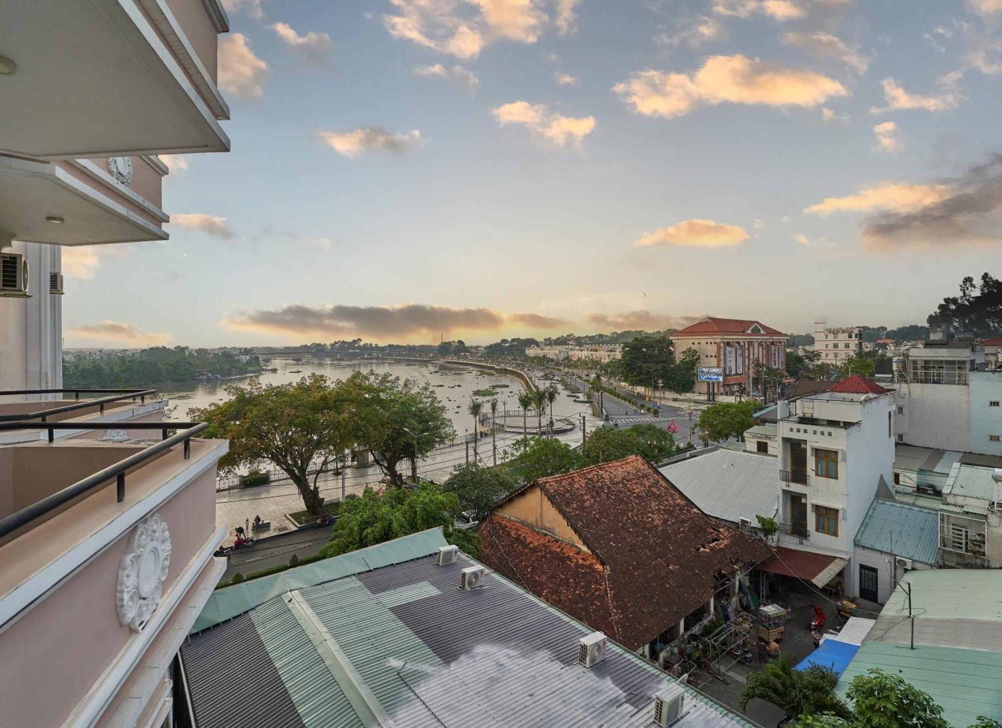 Bcons Riverside Hotel Binh Duong Thu Dau Mot Exterior photo