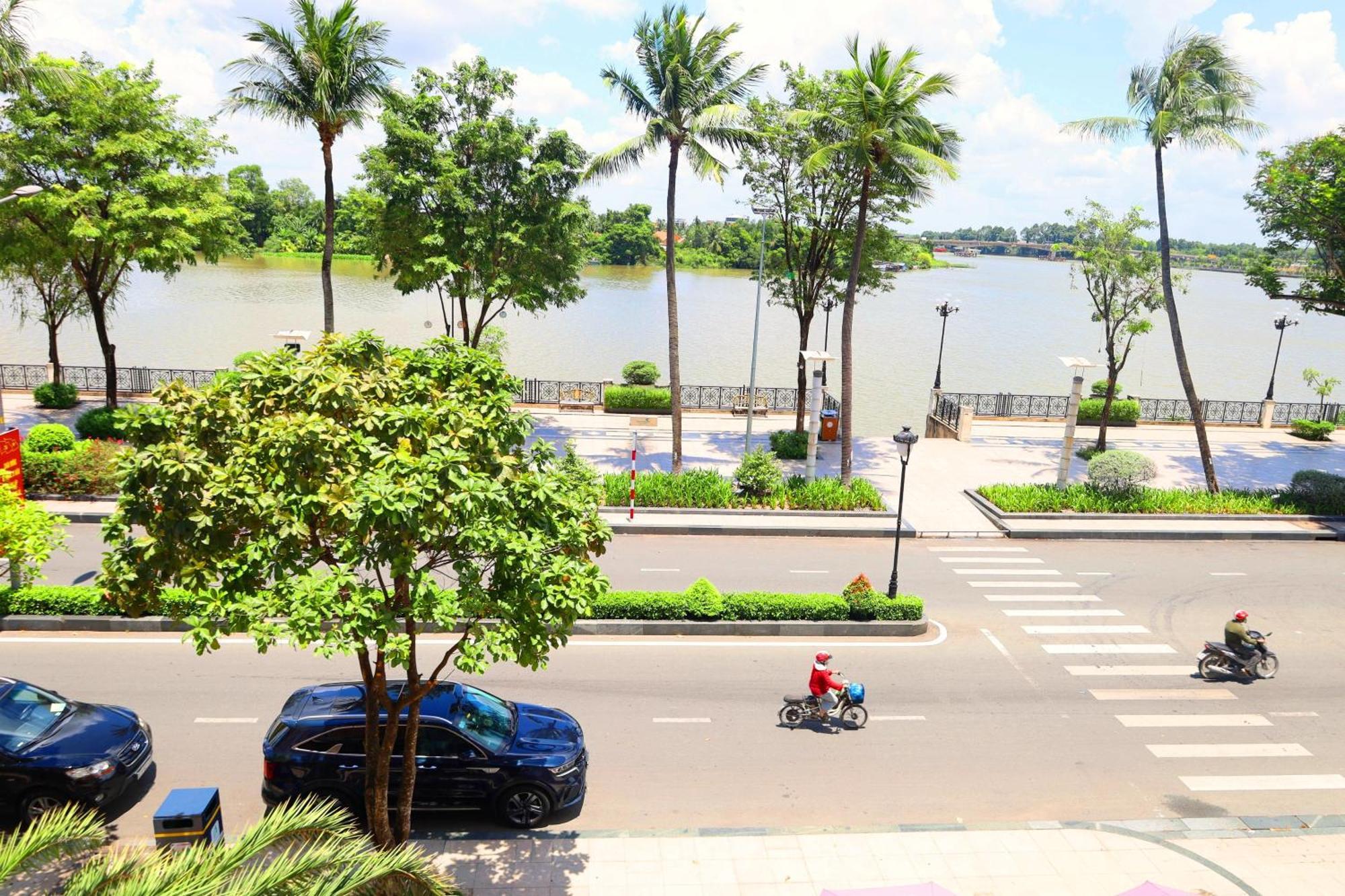 Bcons Riverside Hotel Binh Duong Thu Dau Mot Exterior photo